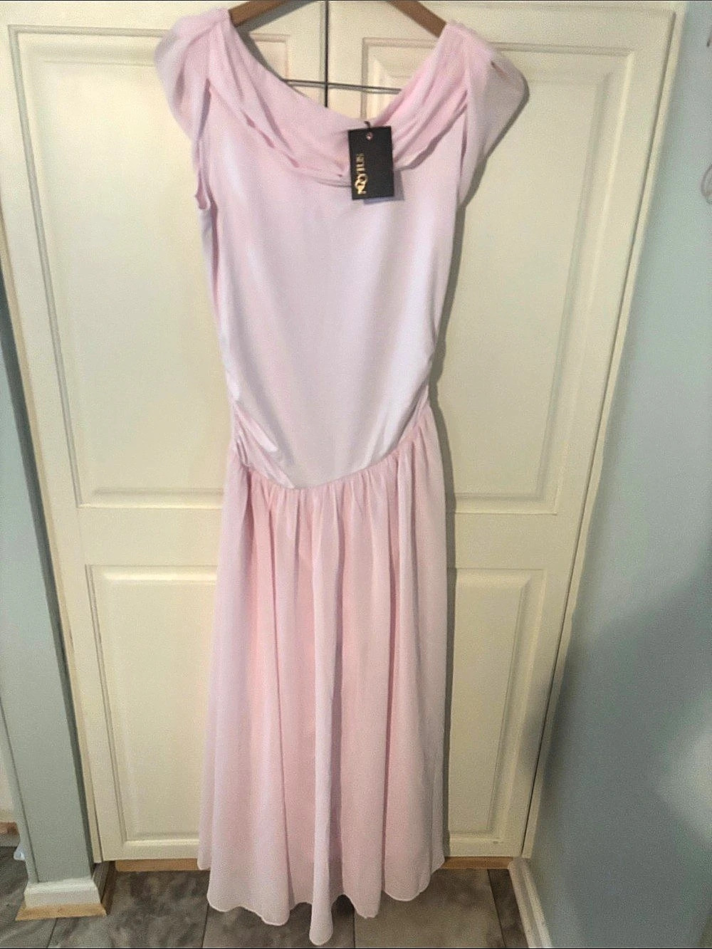 MOOYIUS  Pink Maxi Dress NWT
Medium is size 8/10
It's beautiful on.